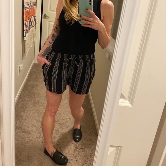 Universal Thread, Drawstring, Black & White shorts - Picture 5 of 9